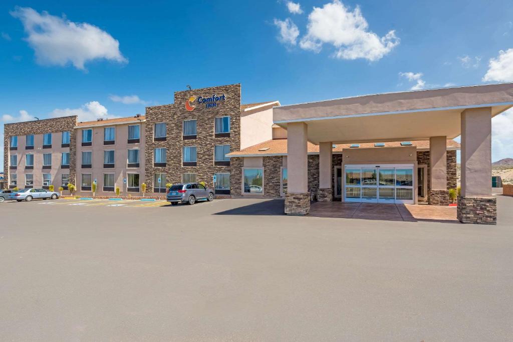 un gran edificio con un estacionamiento delante de él en Comfort Inn Tonopah en Tonopah