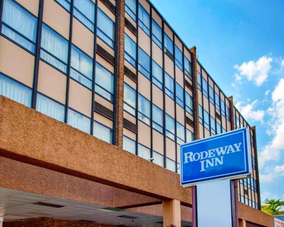 a blue road way inn sign in front of a building at Rodeway Inn Meadowlands in Secaucus