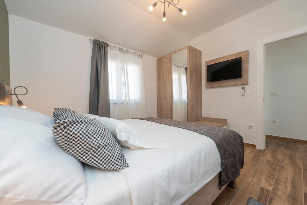 TV a/nebo společenská místnost v ubytování LUXURY APARTMENTS - LA VIR 3 & 4