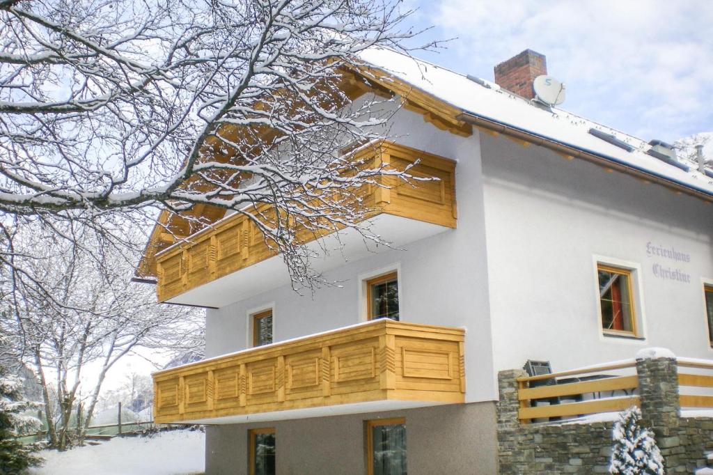une maison avec des balcons en bois sur le côté dans l'établissement Ferienhaus Christine Bauer, à Hintergöriach