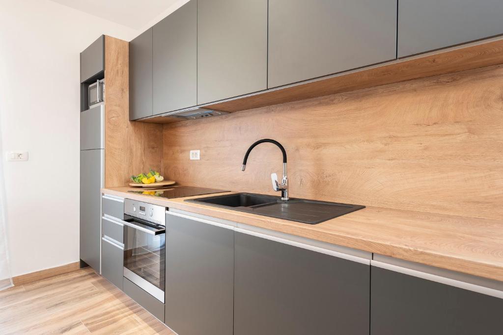 Kuchyň nebo kuchyňský kout v ubytování LUXURY APARTMENTS - LA VIR 3 & 4