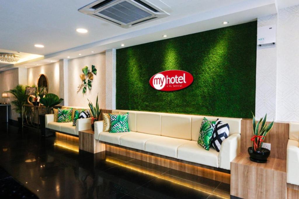 vestíbulo con sofá y pared con señal de nida en My Hotel @ KL Sentral, en Kuala Lumpur