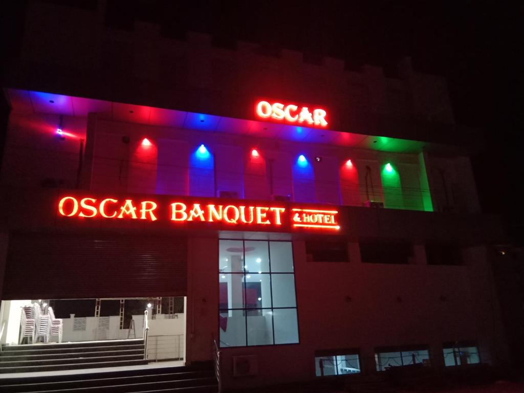 卡爾卡的住宿－Oscar Banquet and Hotel，一座建筑,上面有 ⁇ 虹灯标志,上面写着奥斯卡宴会