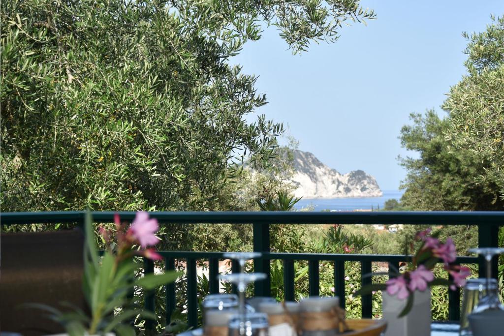 una mesa con vistas al océano en Olivella Villas by Vatos, en Kerion