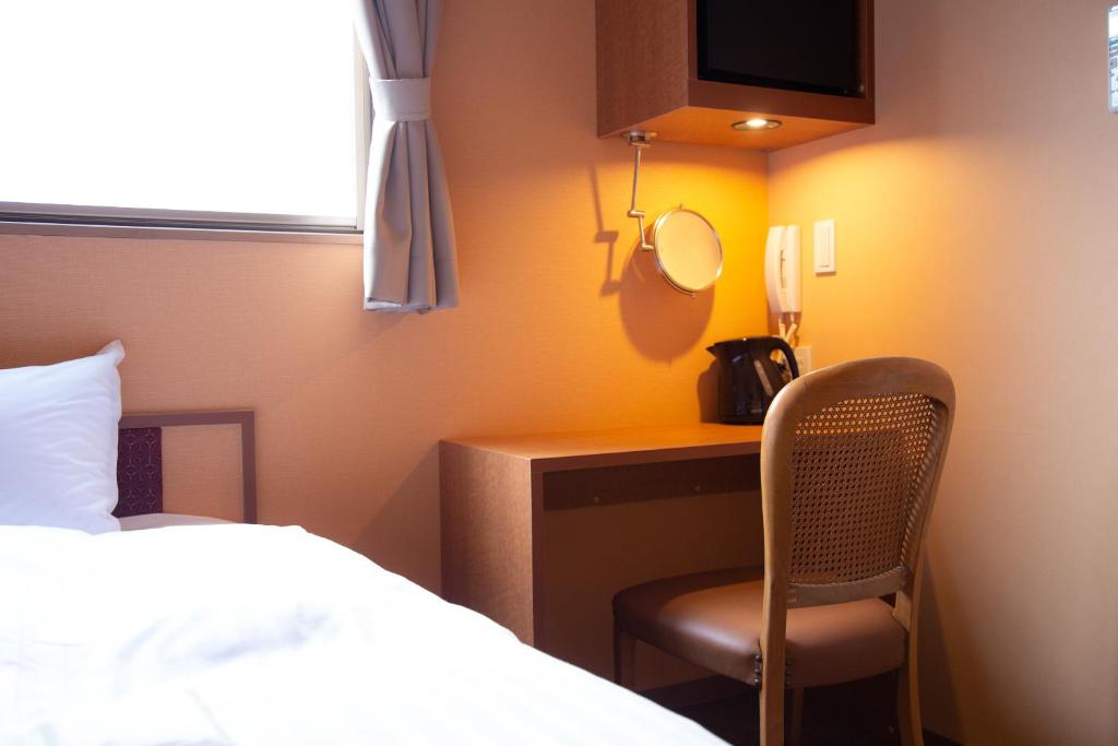 Postel nebo postele na pokoji v ubytování THE L.A. MART HOTEL KYOTO
