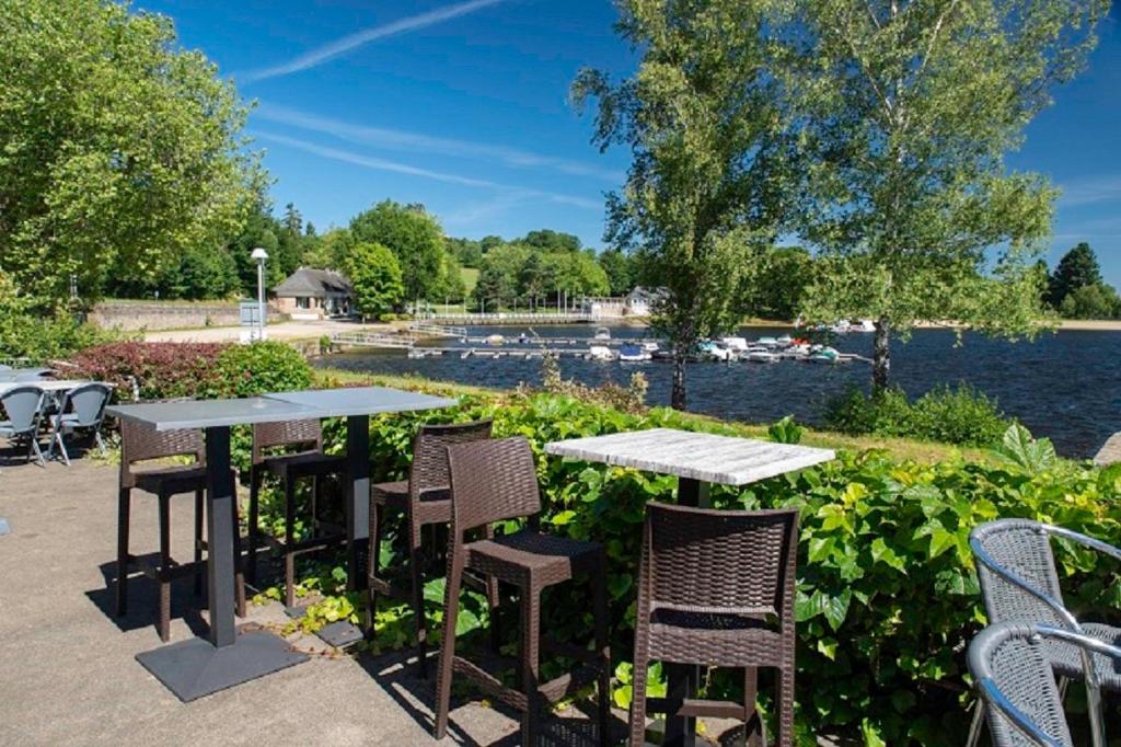Výhled na řeku, která protéká v blízkosti hotelu