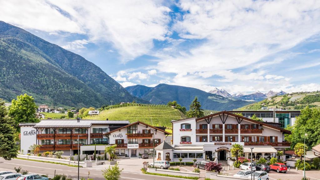 Blick auf eine Stadt mit Bergen im Hintergrund in der Unterkunft Hotel Clara in Brixen