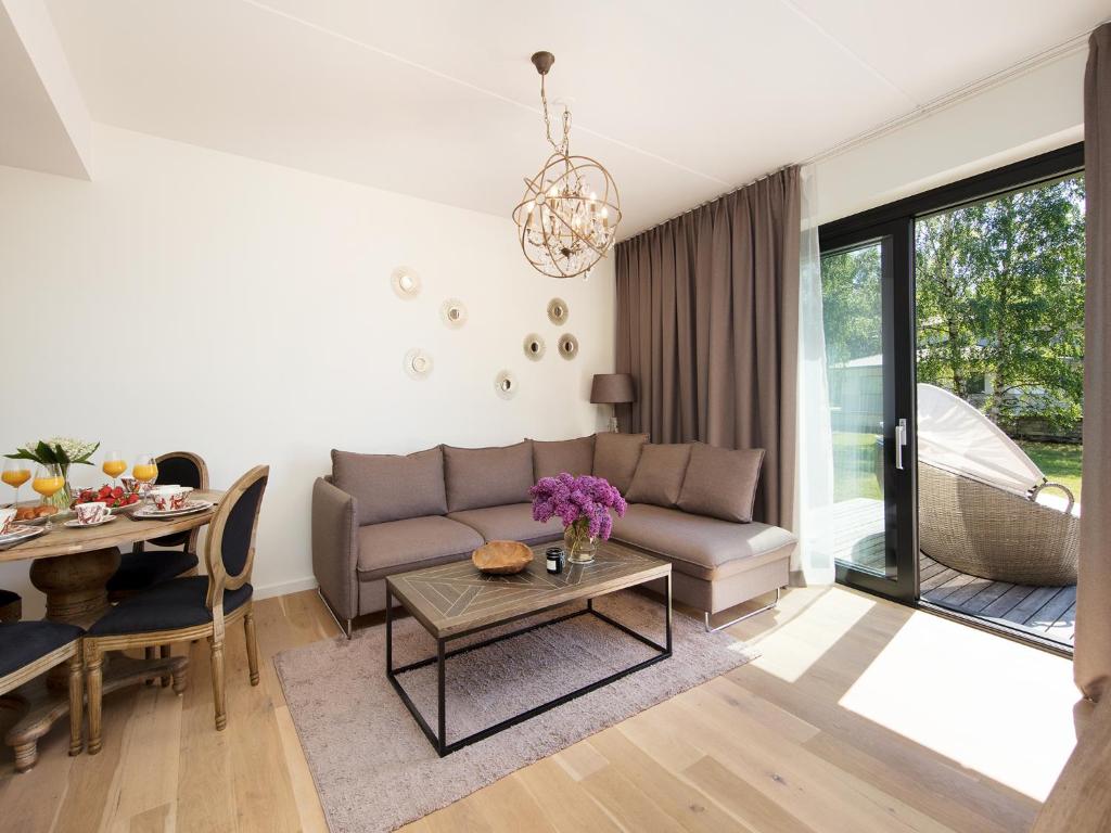 un soggiorno con divano e tavolo di One Apartments a Pärnu