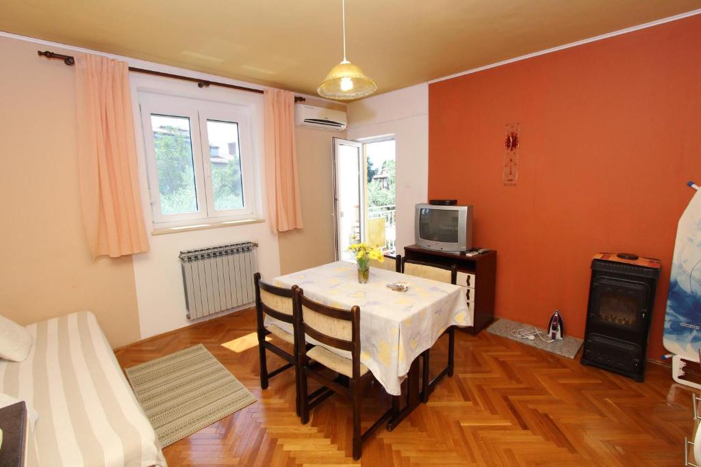 Telewizja i/lub zestaw kina domowego w obiekcie Apartment Rokov