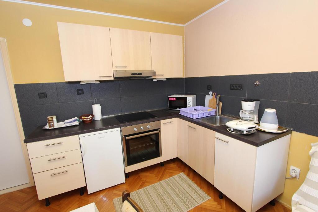 Kuchnia lub aneks kuchenny w obiekcie Apartment Rokov