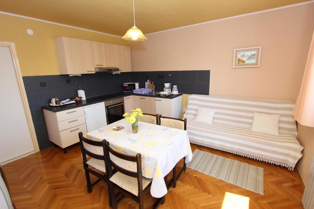 Kuchnia lub aneks kuchenny w obiekcie Apartment Rokov