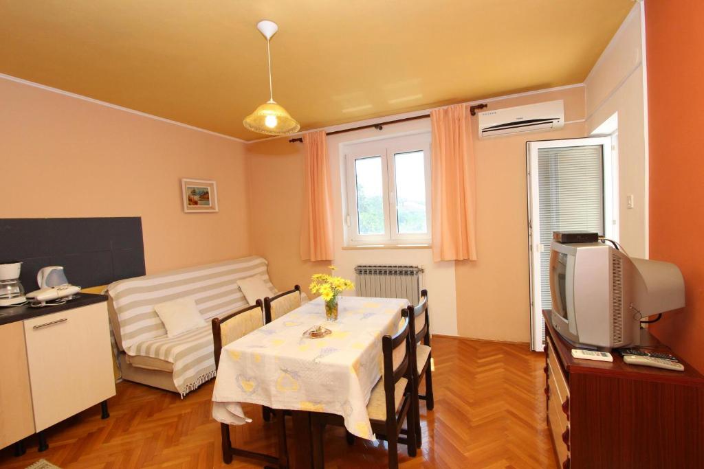 salon ze stołem i kanapą w obiekcie Apartment Rokov w Rovinj