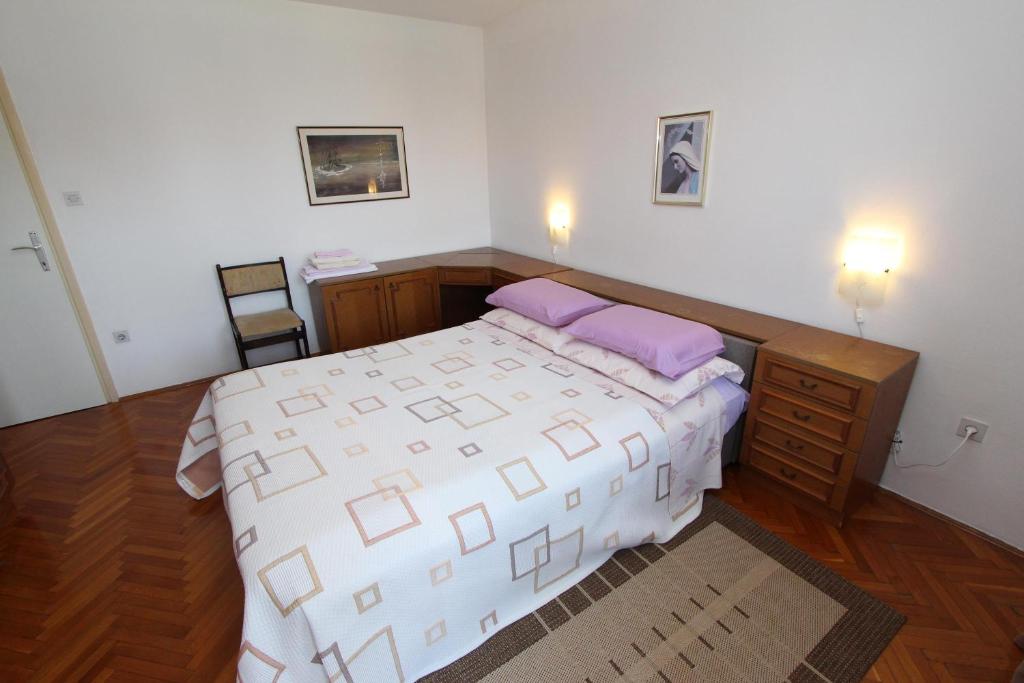 Łóżko lub łóżka w pokoju w obiekcie Apartment Rokov