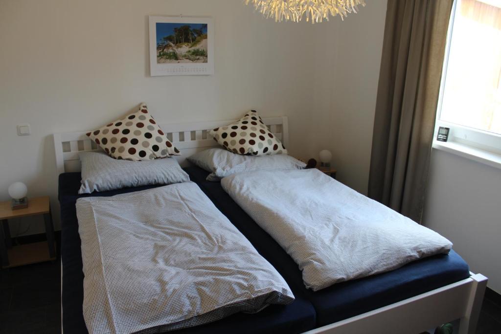 Haus Boddensonne tesisinde bir odada yatak veya yataklar
