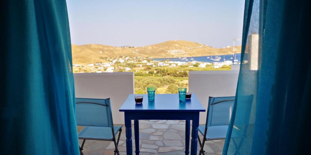 利瓦迪奧的住宿－Ammonitis，蓝色的桌椅,享有城市美景