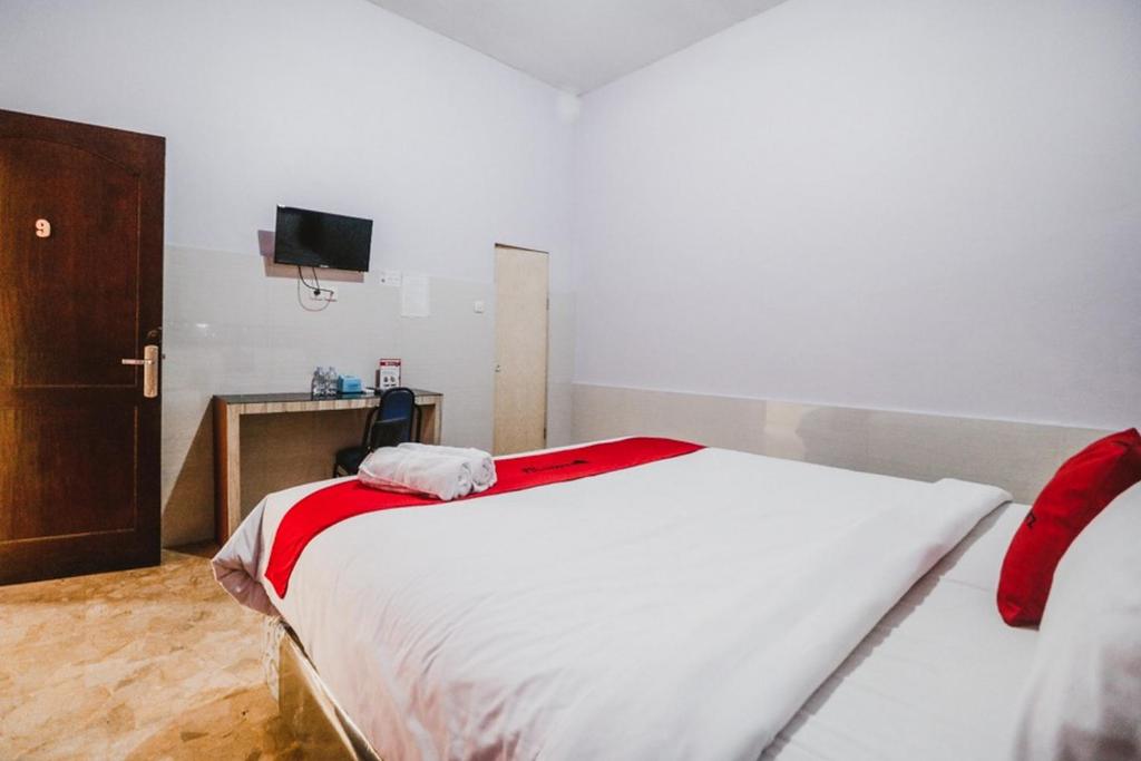 Postel nebo postele na pokoji v ubytování RedDoorz near Millennium ICT Center Medan