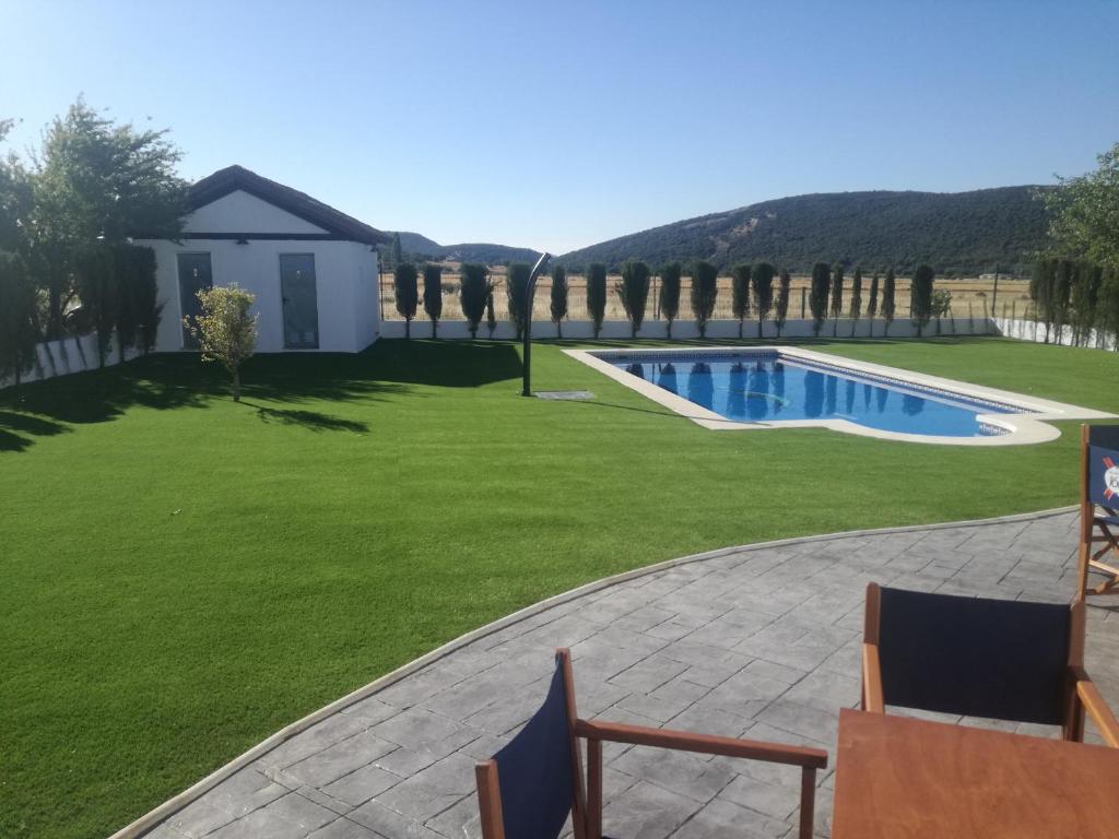 Bazén v ubytovaní El Rincon del Cerrillo alebo v jeho blízkosti