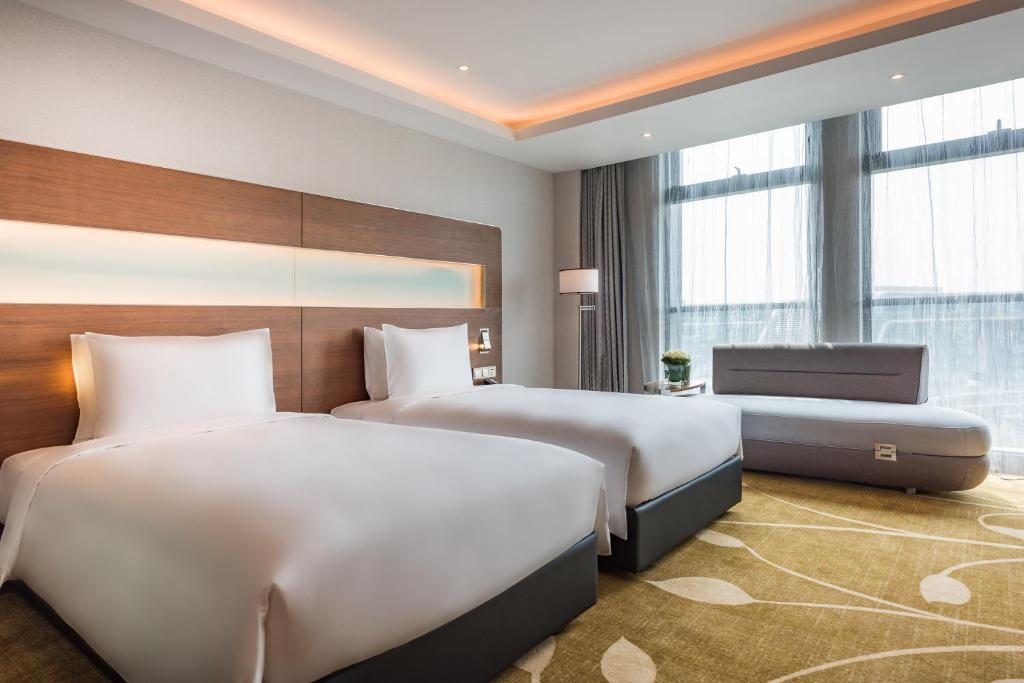 Postel nebo postele na pokoji v ubytování Novotel Shanghai Hongqiao