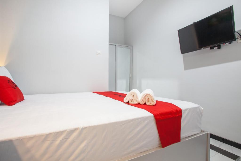 Postel nebo postele na pokoji v ubytování RedDoorz Plus near Politeknik Negeri Malang