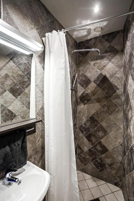 Eight Rooms - Resim 8