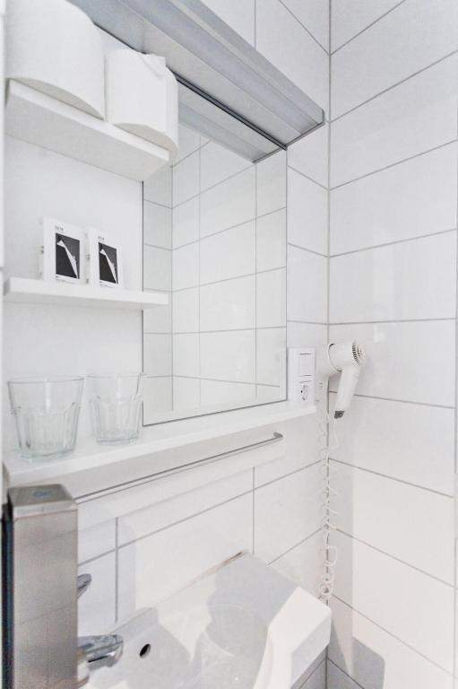 Eight Rooms - Resim 3