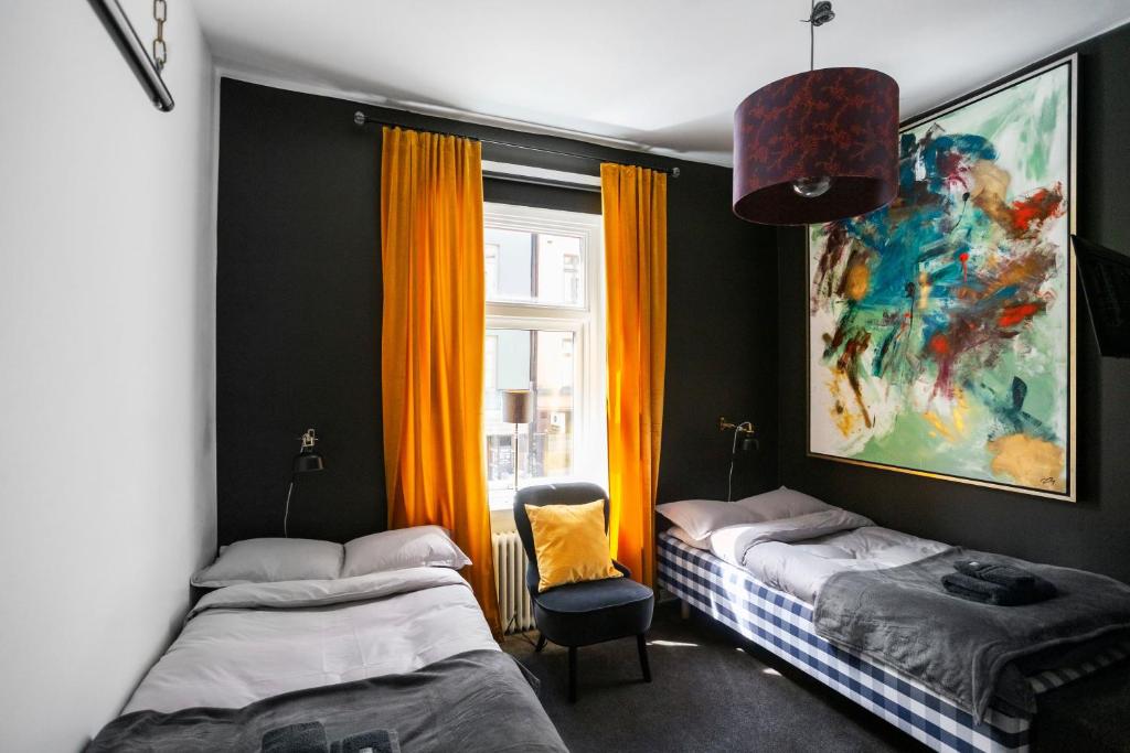 1 Schlafzimmer mit 2 Betten und einem Fenster in der Unterkunft Eight Rooms in Stockholm