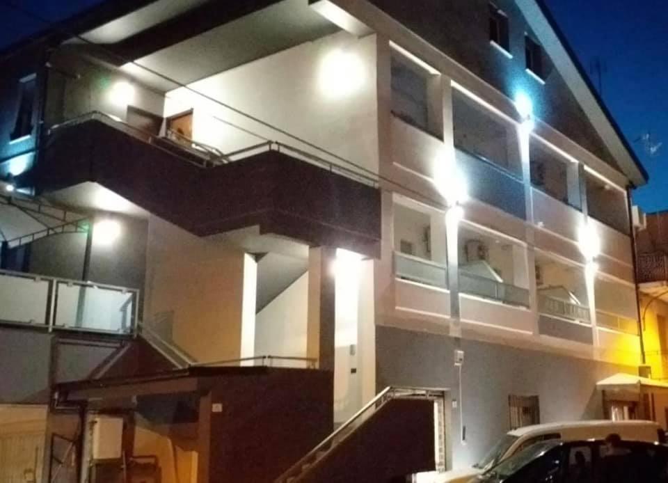 un edificio con balconi e una macchina parcheggiata di fronte ad esso di Bed&Breakfast Luna a San Salvo