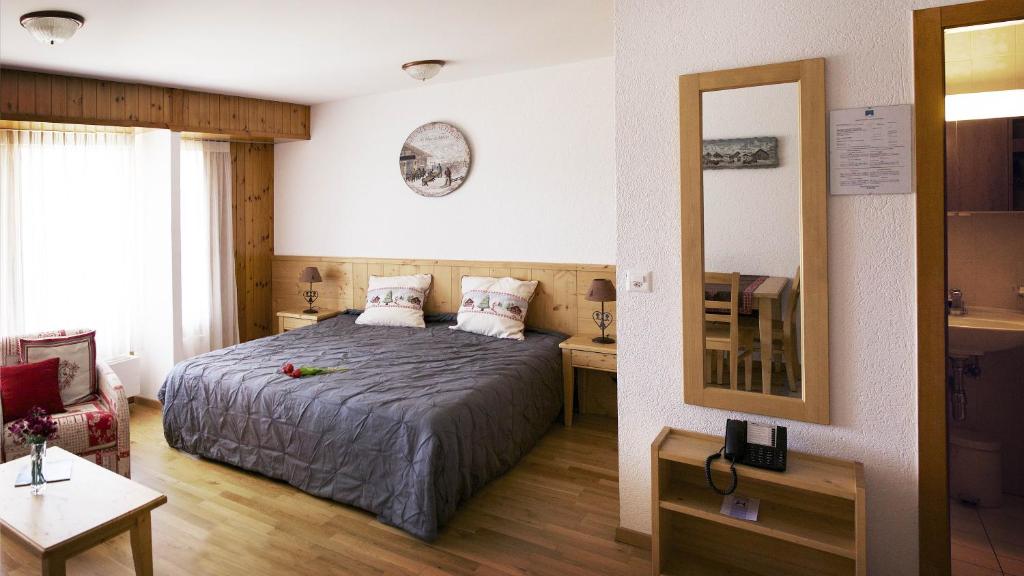 Postel nebo postele na pokoji v ubytování Hôtel Les Bains d'Ovronnaz