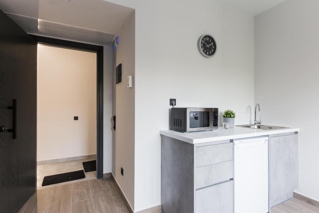 A kitchen or kitchenette at 12 Reasons Why Metaxourgeio