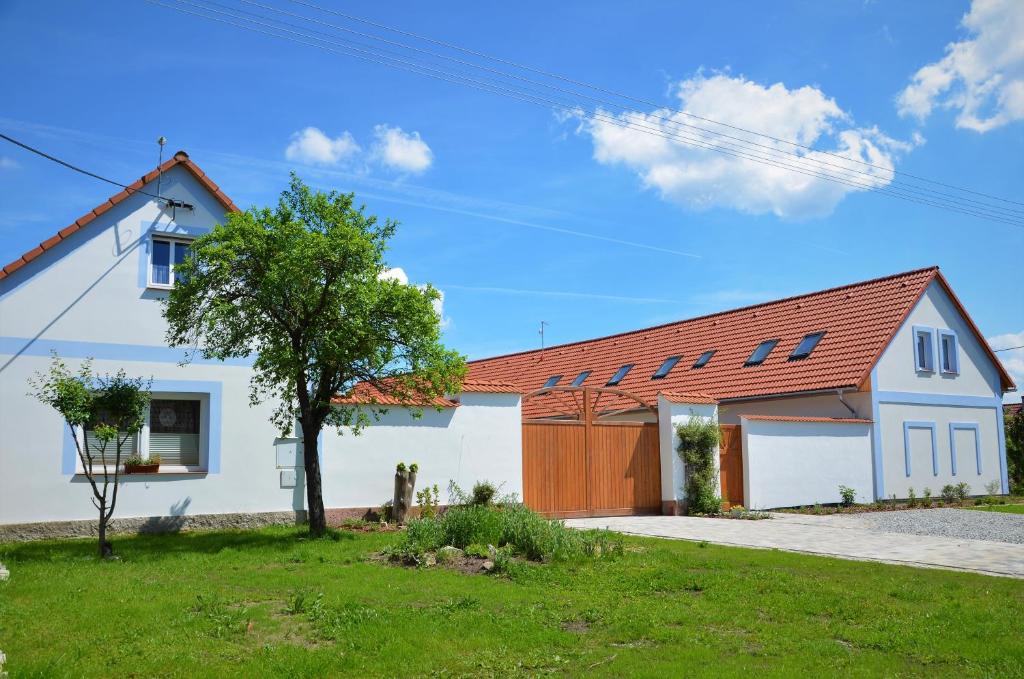 uma casa branca com um telhado vermelho em Ubytování za kapličkou em Třeboň