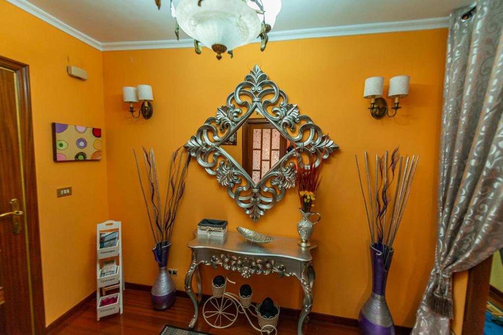 Habitación con espejo, mesa y jarrones en Apartamento Lemavos, en Monforte de Lemos