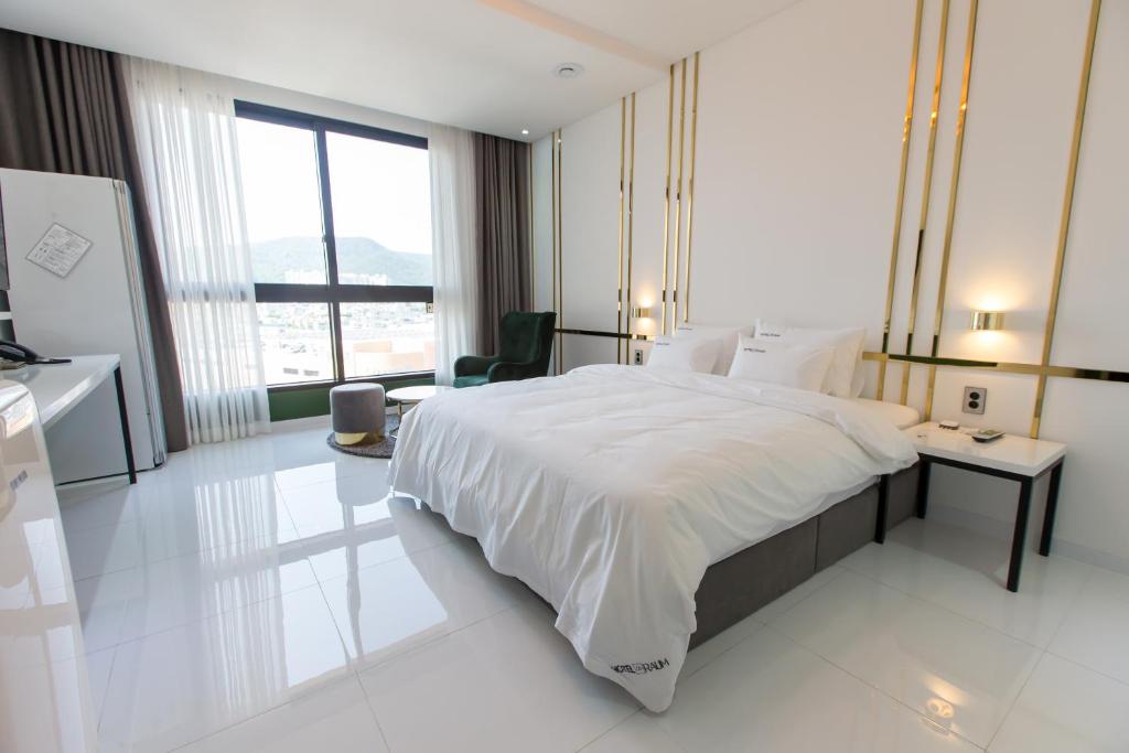 Postel nebo postele na pokoji v ubytování Hotel Raum Suncheon