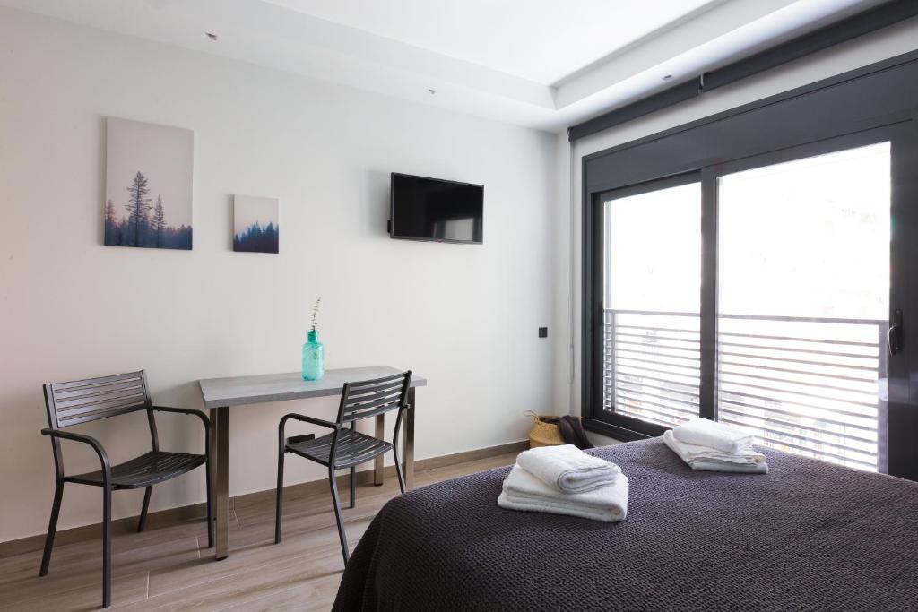 A bed or beds in a room at 12 Reasons Why Metaxourgeio