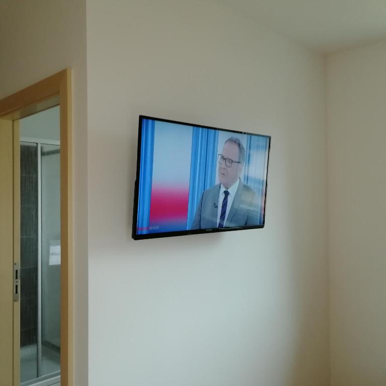 TV a/nebo společenská místnost v ubytování Gästehaus Eisenstrasse