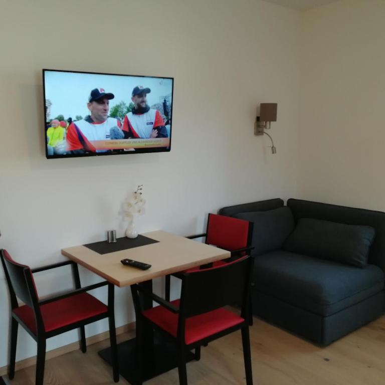TV a/nebo společenská místnost v ubytování Gästehaus Eisenstrasse