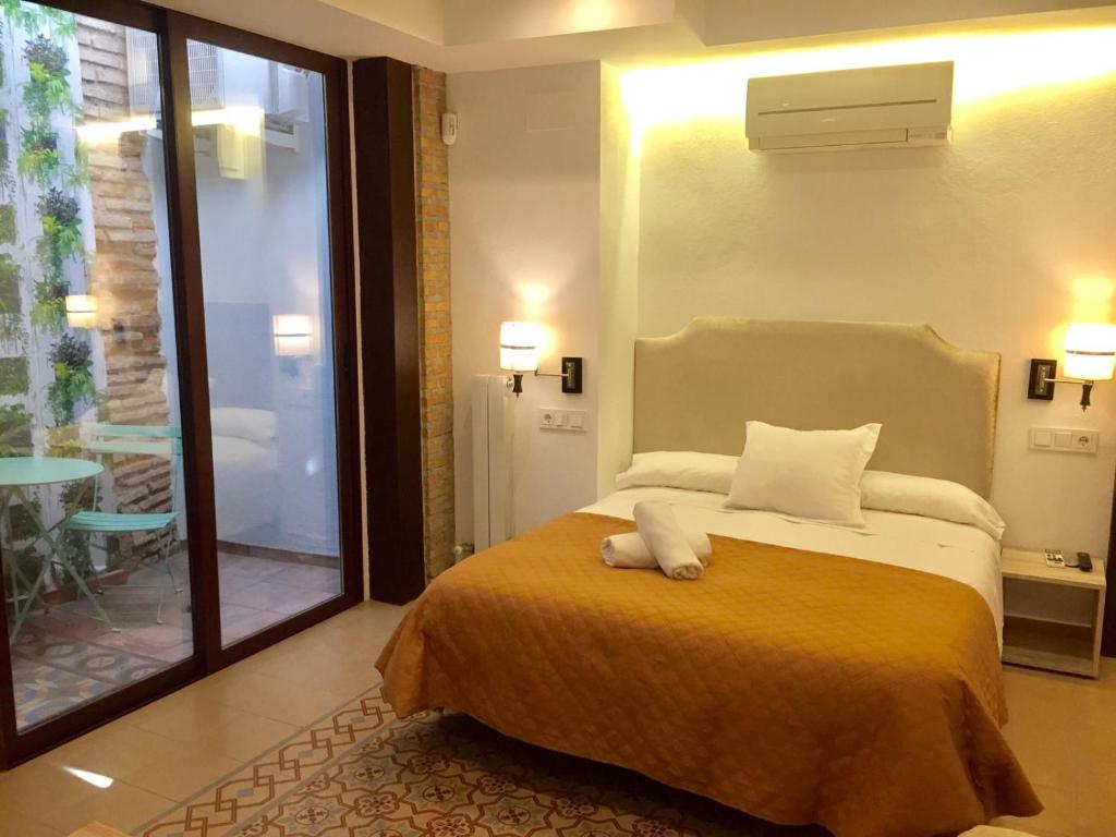 A bed or beds in a room at Casa Mirador Alhambra