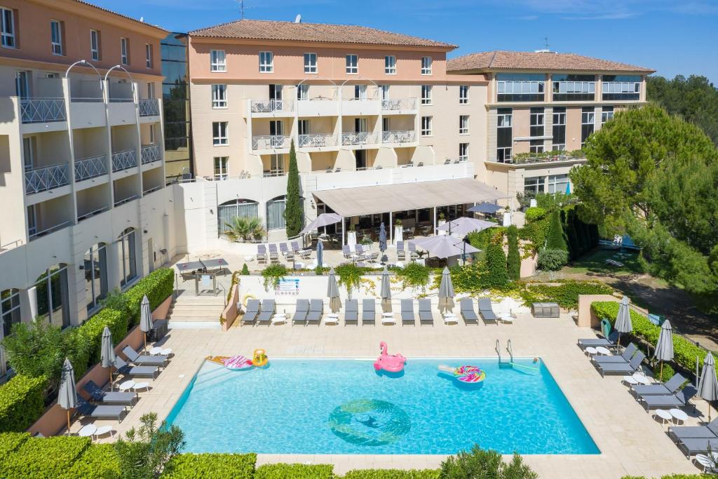  Elle offre une vue aérienne sur un hôtel doté d'une piscine. dans l'établissement Hôtel Birdy by Happyculture, à Aix-en-Provence