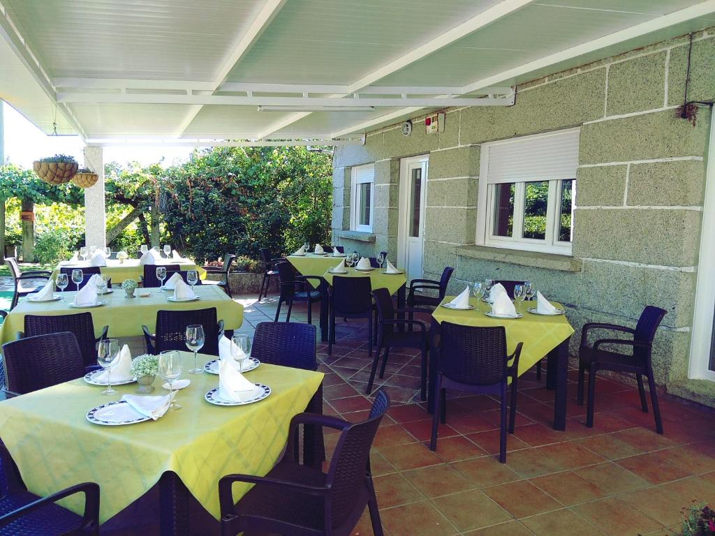 A restaurant or other place to eat at Casa Rodiño