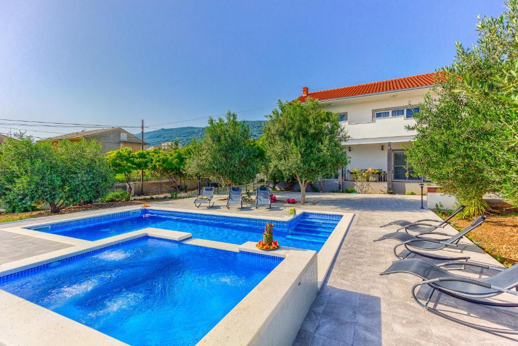 Apartment Villa Hacijenda with private pool and jacuzzi, Kaštela