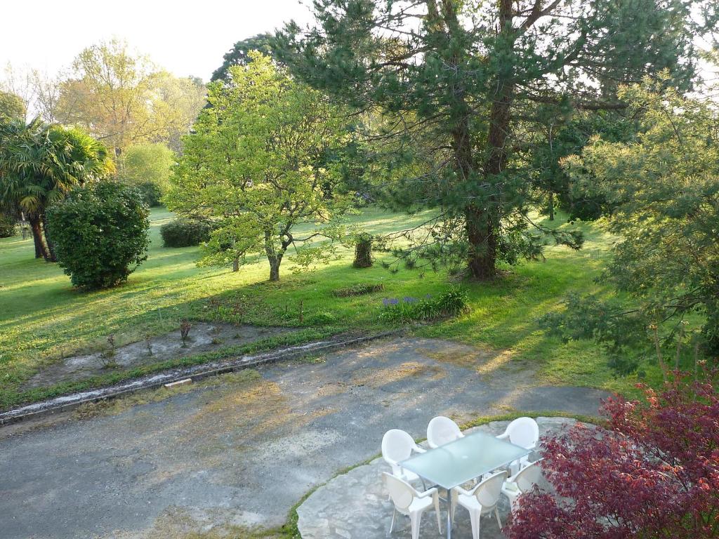 a table and chairs sitting on a gravel road at Holiday Home Le chant des milans by Interhome in Ondres