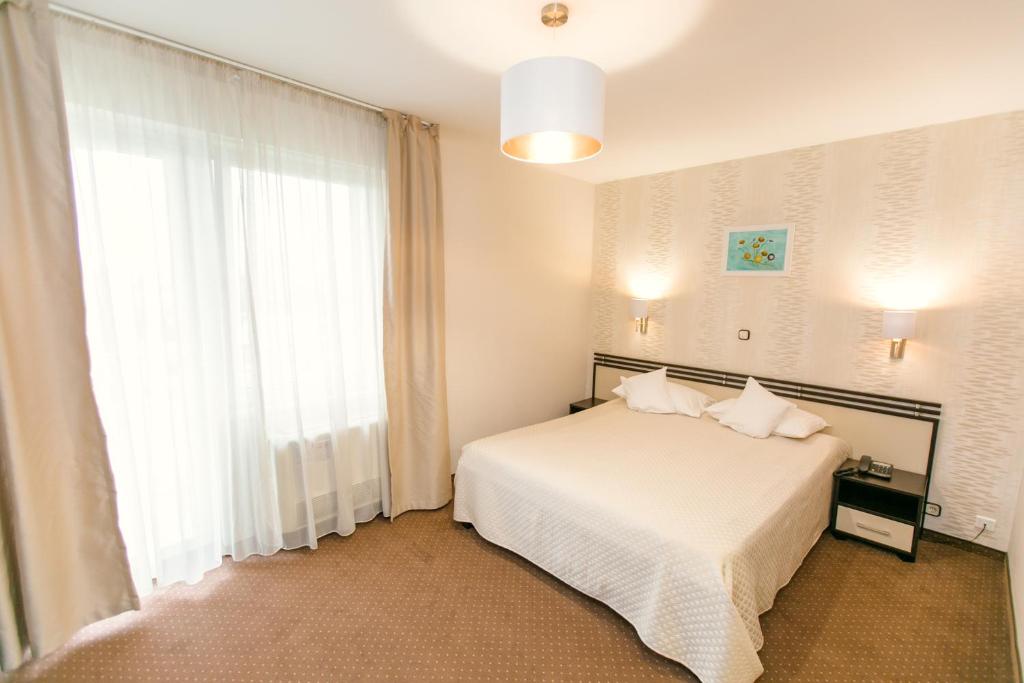 Postel nebo postele na pokoji v ubytování Hotel International