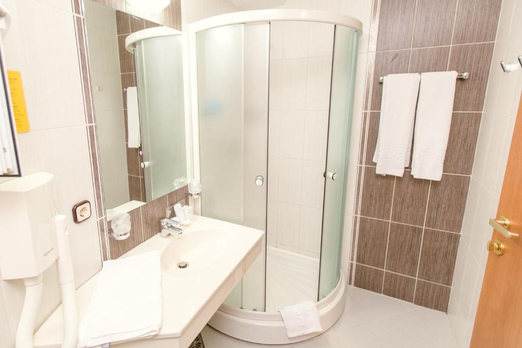 Koupelna v ubytování Hotel International