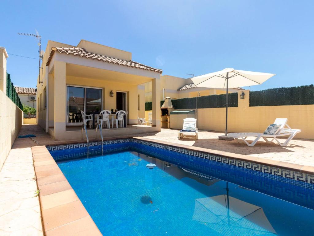 ein Swimmingpool vor einem Haus in der Unterkunft Holiday Home Flamenc 2 by Interhome in Riumar