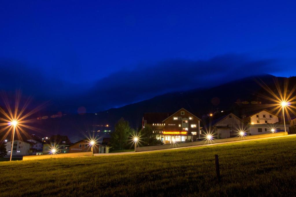 Nespecifikovaný výhled na hory nebo výhled na hory při pohledu z hotelu