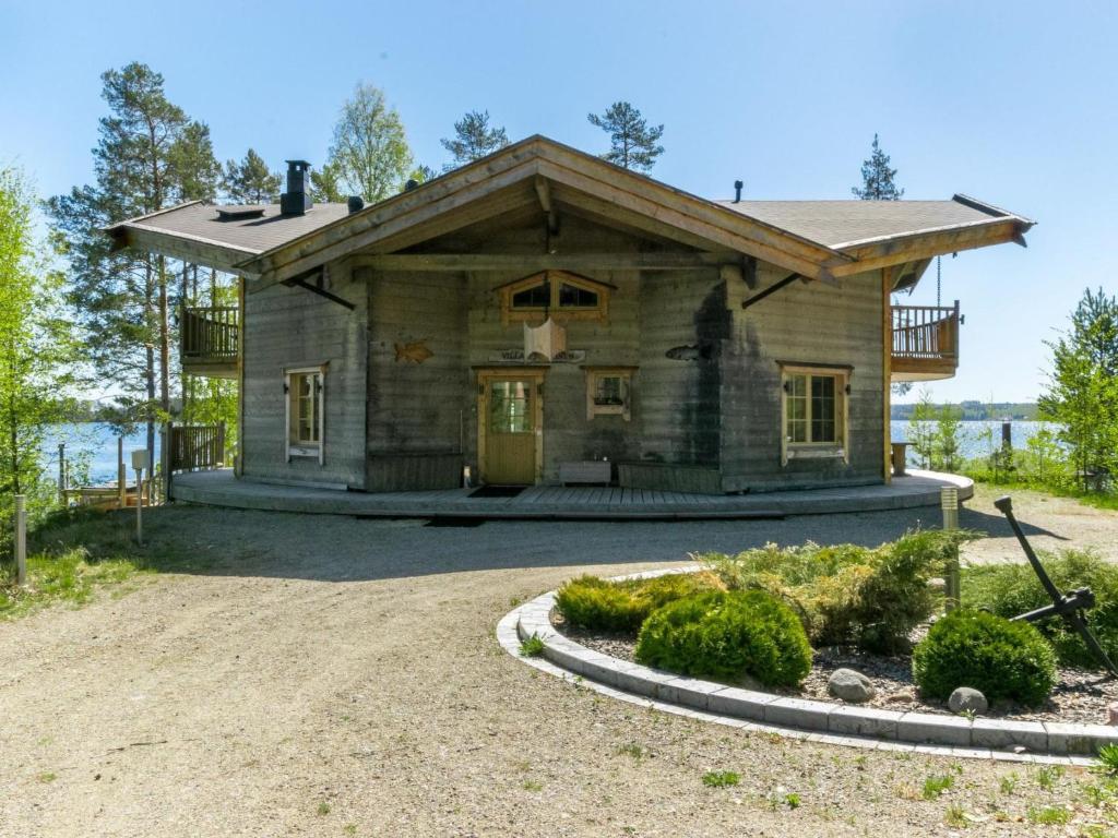 una casa vieja a un lado de un lago en Holiday Home Villa pyöriäinen by Interhome, en Pihlajaniemi