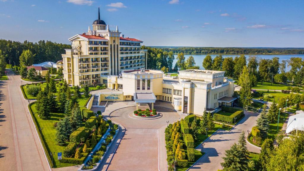 an aerial view of a building next to a lake at Spa Hotel Mistral- Apartments in Rozhdestveno