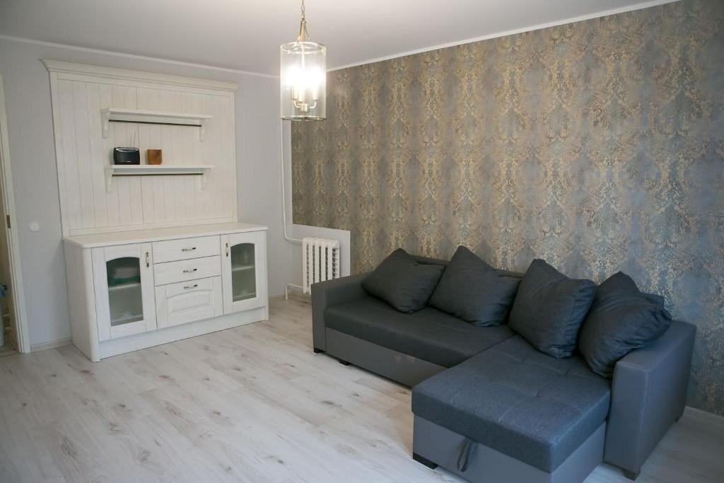 een woonkamer met een bank en een tafel bij Vintage style apartment 1 km from the beach in Pärnu