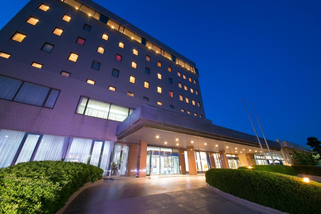 un gran edificio con luces delante en Hotel Satsukien, en Kanoya