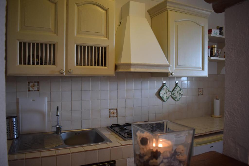 A kitchen or kitchenette at Appartamento Supramonte