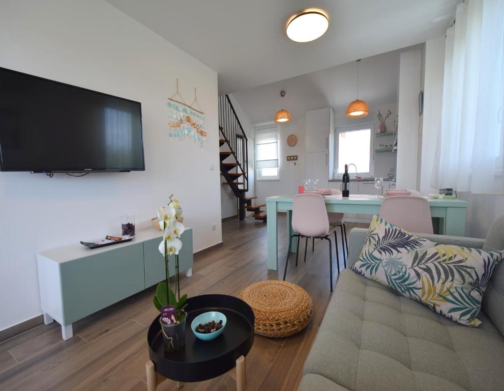 齊基奇的住宿－Apartments Medna，客厅配有沙发和桌子